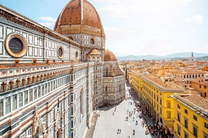 Art, Medicis and Renaissance. Explore Florence with Vincenzo - Ponte Vecchio, 800 years of stone, and why jewelers line the bridge