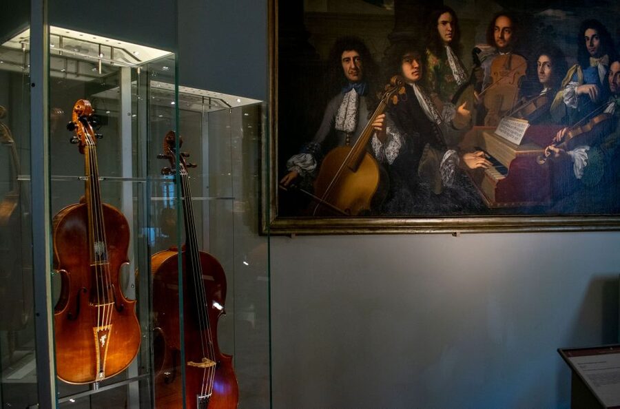 Florence: Accademia Gallery Guided Tour with Priority Access - Earphones, live English guiding, and getting value from the time