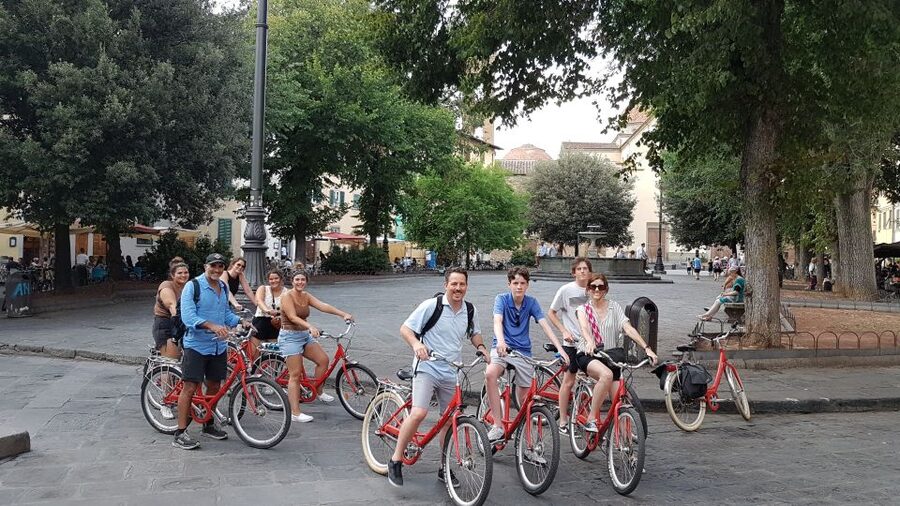 Florence at Night Bike Tour with Wine and Aperitivo Picnic - Santa Croce at Night: More Than a Landmark