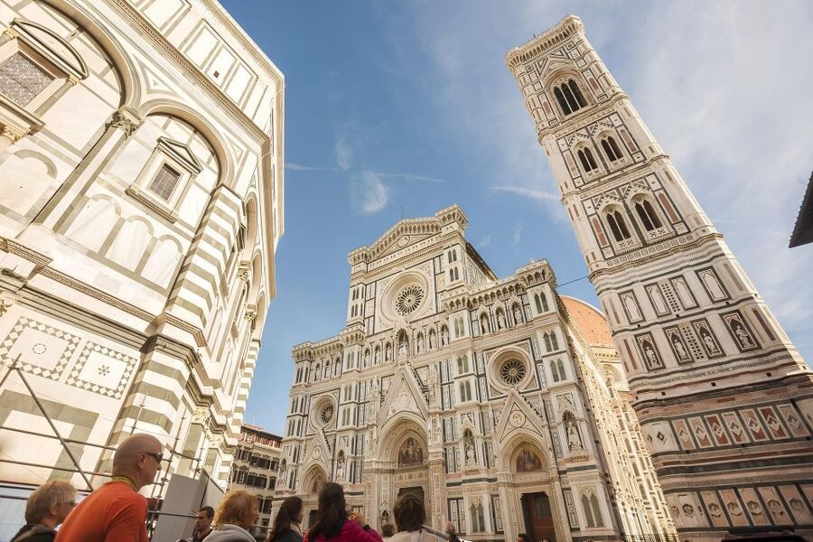 Florence: Audio Guided Walking Tour led by Tour Leader - Palazzo Strozzi and Via de’ Tornabuoni: elegance with a purpose