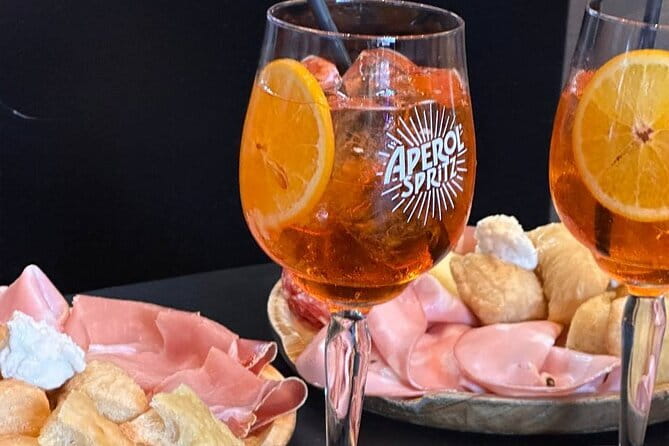 Florence by night with aperitivo - Florence at night, 6:45 pm, then a real aperitivo break