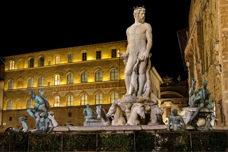 Florence: Dark Secrets & Scandals Evening Walking Tour - Palazzo Strozzi to Palazzo Buondelmonti: when architecture signals status