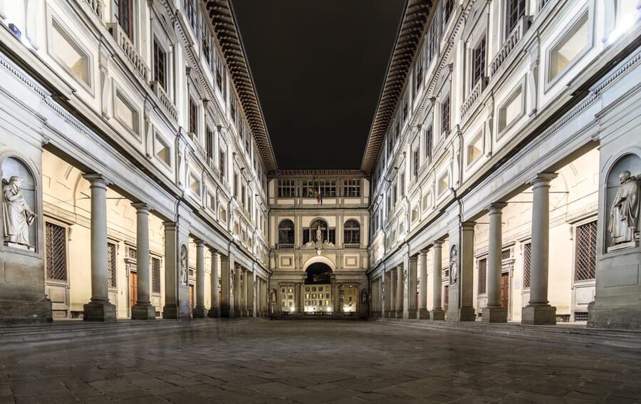 Florence: Dark Secrets & Scandals Evening Walking Tour - Piazza della Signoria to Palazzo Vecchio and the Uffizi areas: beauty with receipts