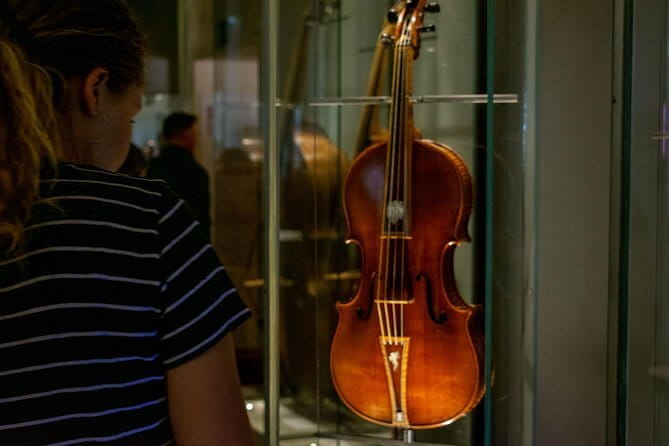 Florence: David Accademia Gallery Tour & Skip the Line Tickets - Getting In Smoothly: Priority Entry, Earphones, and the Via degli Alfani Meeting Point