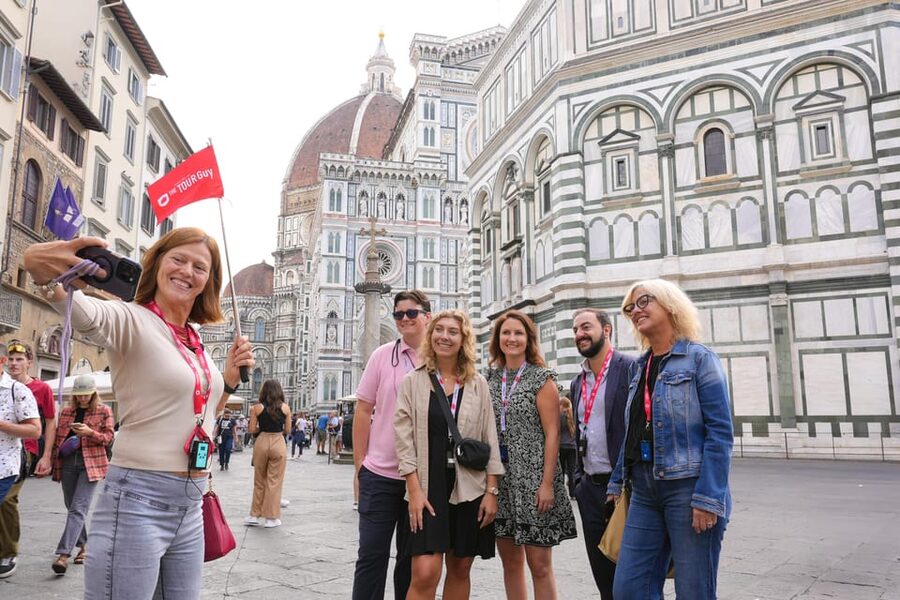 Florence: Duomo Cathedral Guided Tour with Fast-Track Entry - The meeting points and the first photo-stop loop