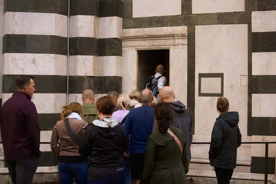 Florence: Duomo Dawn Entry with Key Holder & Dome Climb Tour - Practical do’s and don’ts: dress code, bags, and comfort