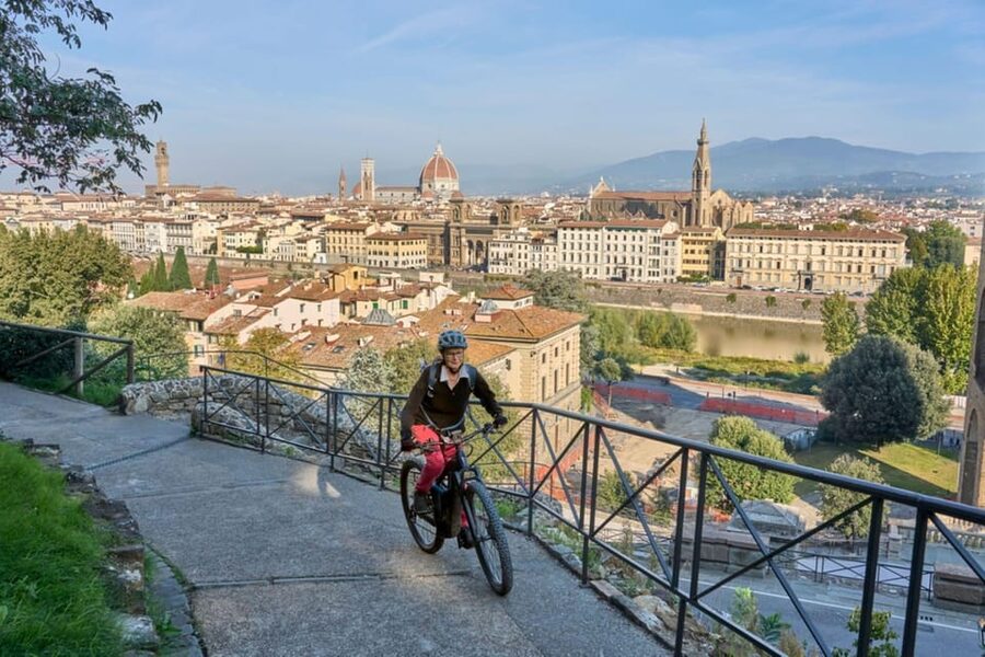 Florence:E-Bike City Tour with stop at Piazzale Michelangelo - From the Duomo area to Piazza della Signoria, the center in motion