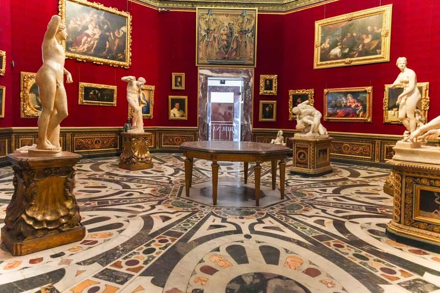 Florence: Fast Track Uffizi Gallery Guided Tour - Inside the Uffizi: from Medici palace to modern museum