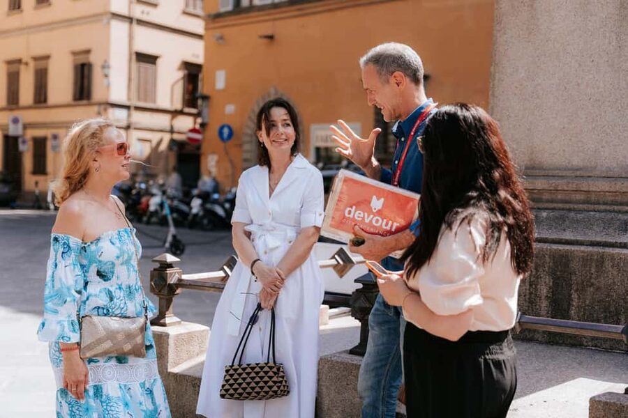 Florence: Food & Wine Tour in Oltrarno Neighborhood - Prosecco at a Florence wine window, then a Negroni you actually make