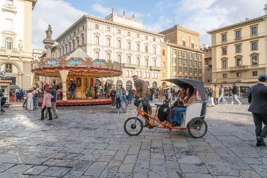 Florence: Guided City Tour by Rickshaw - Signoria Square, Palazzo Vecchio, and the Uffizi Neighbor Effect