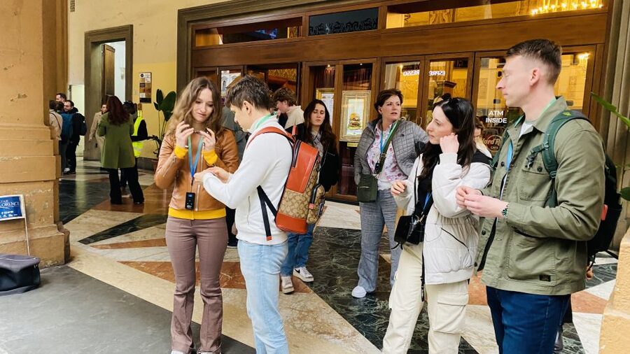 Florence: Guided Walking Tour - Santa Maria del Fiore complex and Piazza della Repubblica: the Duomo area in real-world time