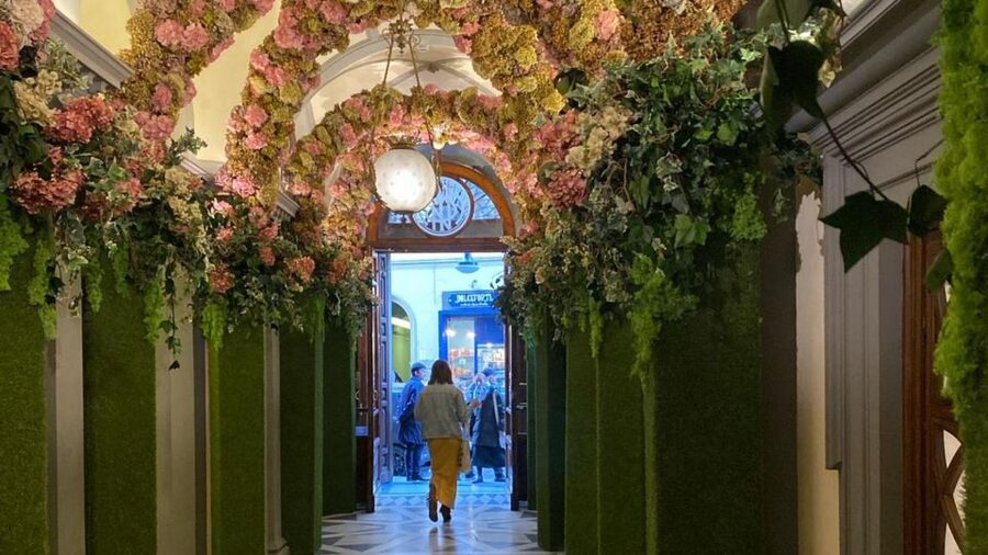 Florence historical centre and legends tour for small groups - Santa Maria Novella Pharmacy: The 800-Year-Old Stop You’ll Remember