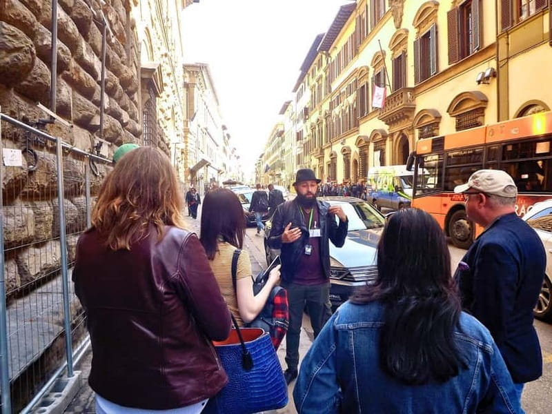 Florence: Medici Family Guided Walking Tour - Ponte Vecchio and the Arno crossing to Oltrarno