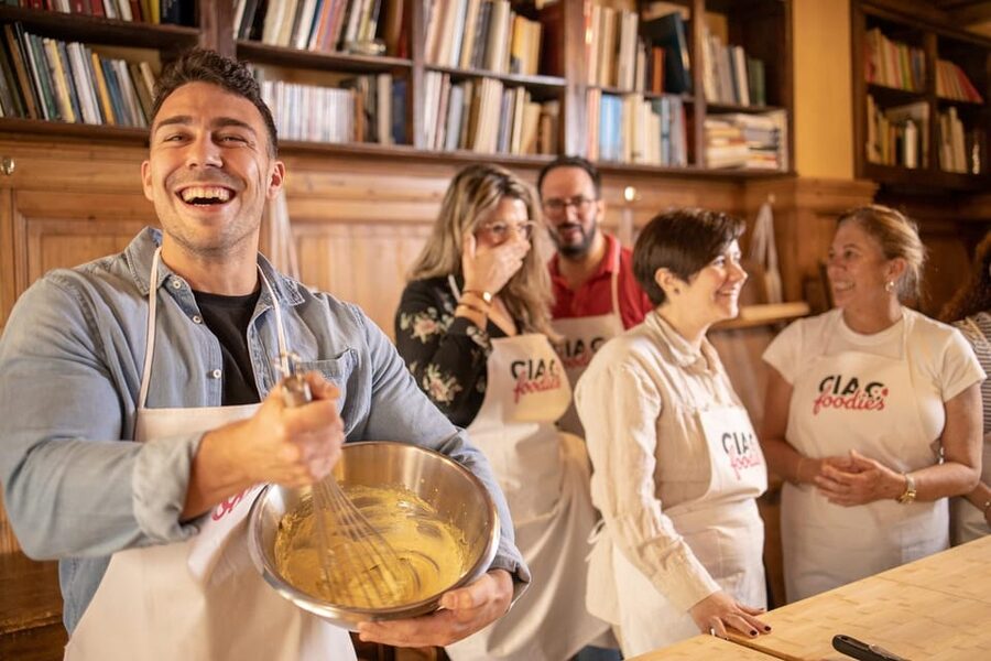 Florence: Pizza and Gelato Experience with Unlimited Wine - Where the class starts in Florence (and why location matters)