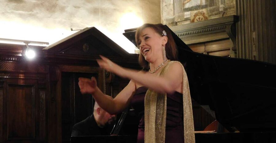 Florence: Pizza Dinner and Opera Arias Concert - Santa Monaca at 9:00 PM, The Church-Scale Opera Setting