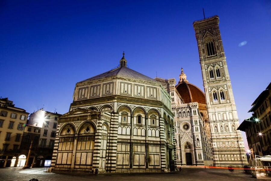 Florence: Private E-Bike Night Tour & Piazzale Michelangelo - Lungarni riverbanks and lamp-lit Florence