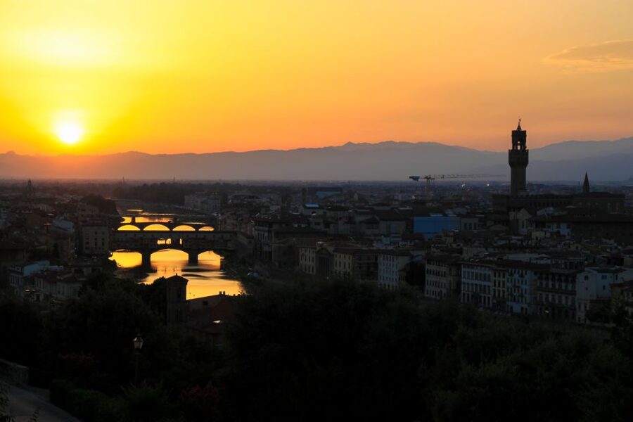 Florence: Sunset Sightseeing Tour and Wine Tasting - Crossing the Arno to the big squares (Piazza Signoria and Duomo)