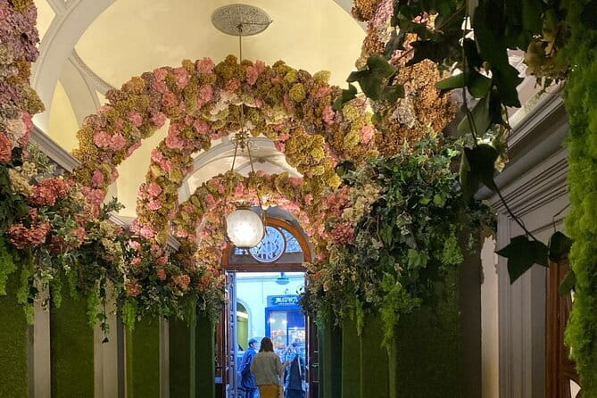 Florence tour of the historic center. Stories, legends and gossip - Officina Profumo Farmaceutica: the scent stop that turns history into something you can feel