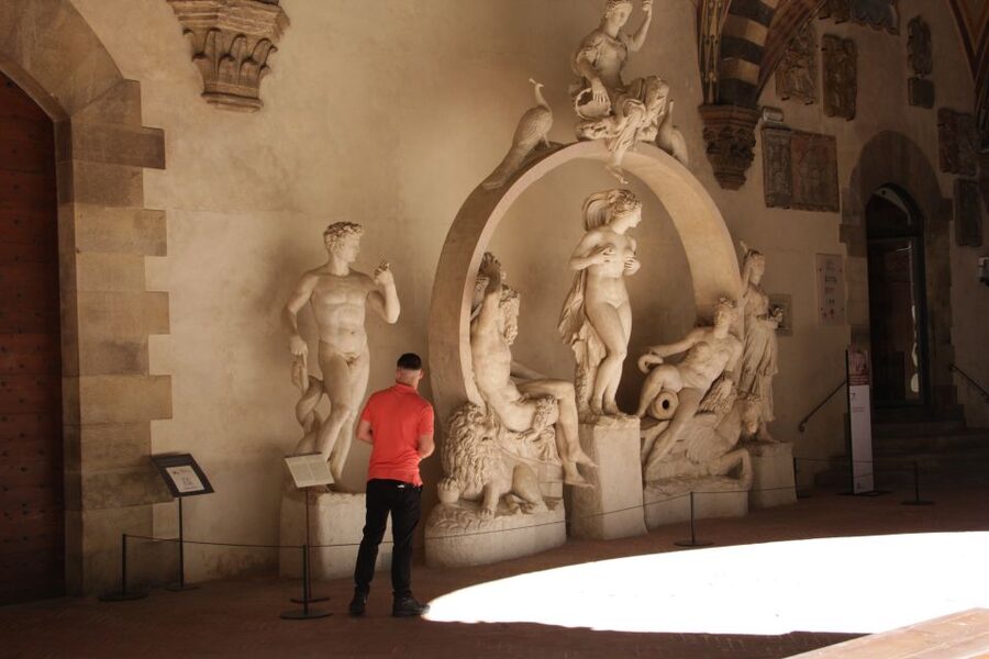 Florence: Walking Tour and Bargello Museum - The guide experience: clear explanations matter