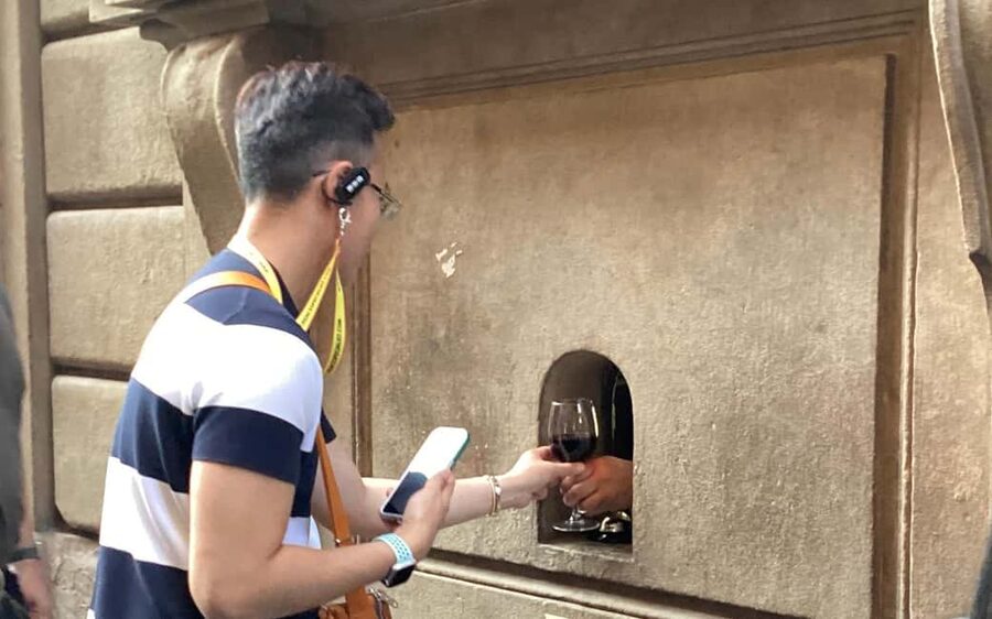 Florence: Wine Windows Walk with Wine Tasting and Appetizers - Wine windows in Florence: why this walk feels different