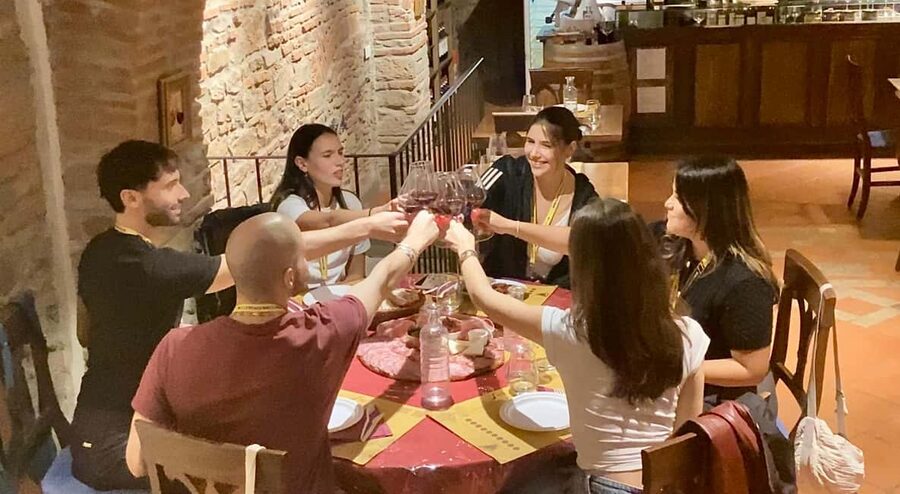 Florence: Wine Windows Walk with Wine Tasting and Appetizers - Getting set up: where you meet and what the 2.5 hours feels like