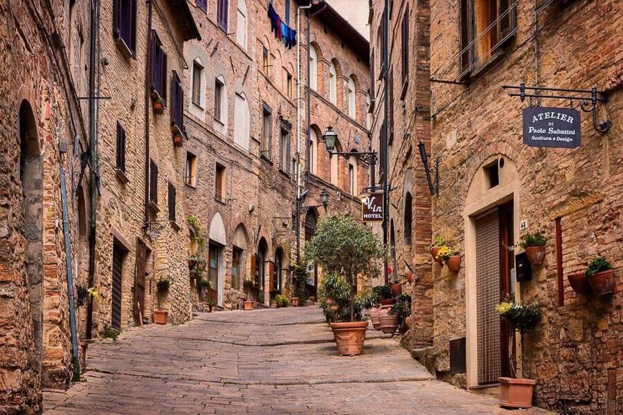 From Florence: PRIVATE Tour of San Gimignano and Volterra - Piazza moments you can actually use for photos