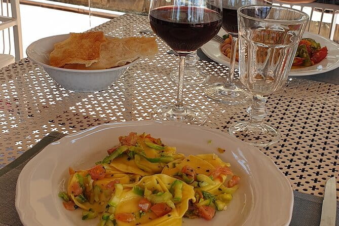 Horseback ride and gourmet cuisine in a historic food shop - The horseback portion: a guided ride through the rolling Chianti countryside