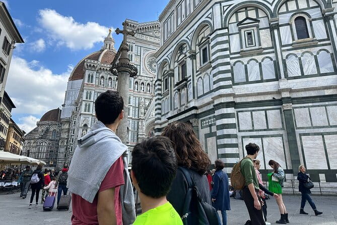Illuminated Florence Tour for Kids and Families with Gelato and Pizza - What you see at night, and why it works for families