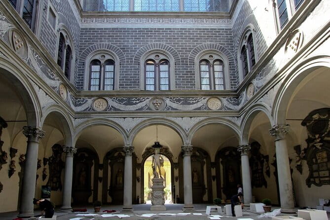 Medici Secrets & Mysteries: Interactive Walking Tour Game - The Duomo clue moment: a puzzle with a built-in photo reward