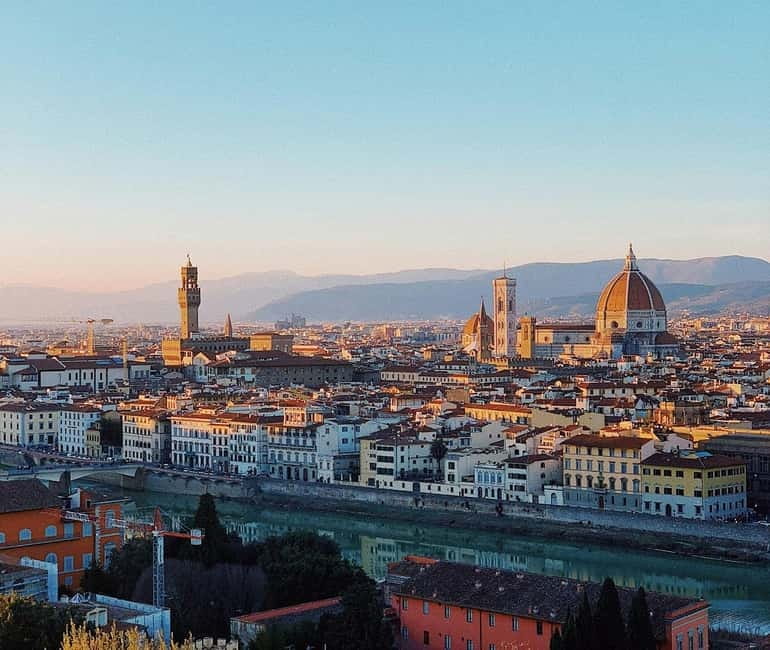 Panoramic walking tour in Florence with Vincenzo - Starting at Piazza Santa Felicita, then threading toward the Arno