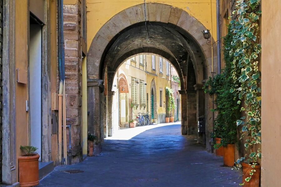 Pisa and Lucca: Private Full-Day Tour by Deluxe Van - Lucca’s Medieval Walls: The Town That Still Feels Protected