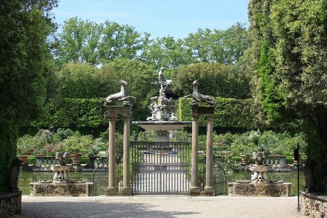 Pitti Palace & Boboli gardens tour with a Local Guide - Cross the Arno and start with the right Florence context
