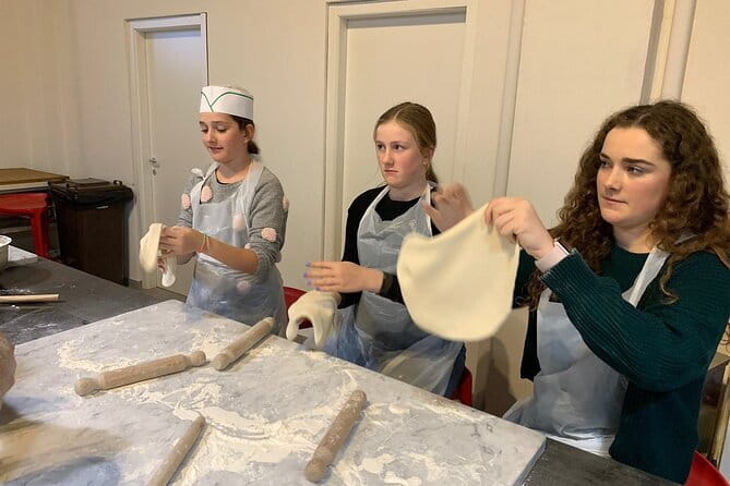 Pizza & Gelato Making Cooking Class in Florence - Entering the class in Florence (the meeting point and first vibe)