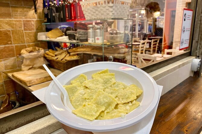 Private Florence Food Walking Tour with Wine and Food Tastings - Stop 2: Via de Tornabuoni for Prosecco and truffle sandwiches
