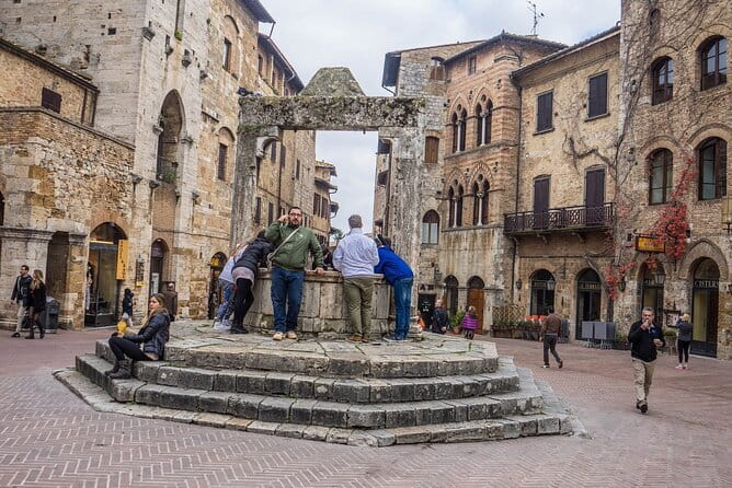 PRIVATE Full-Day Tour of San Gimignano and Volterra - Volterra: Etruscan and Roman Finds Plus the Alabaster Workshop Streets