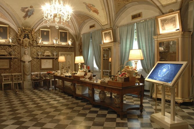 Private Guided Visit of Florence Santa Maria Novella Basilica and its Officina Profumo Farmaceutica - The Marble Façade and the Dominican Mendicant Order