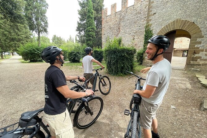 Private tour Siena, San Gimignano and Monteriggioni, lunch in the cellar - Monteriggioni in 30 minutes, a wall-town that feels like a story
