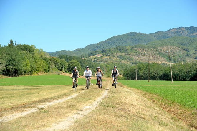Tuscan countryside bike tour and food tasting - Vicchio lake walk: the short stop that sets the tone