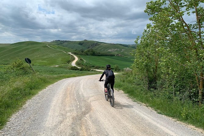 Tuscany E-Bike Tour: from Florence to Chianti with lunch and tastings - Guides and group vibe: what you should expect from the people leading the way
