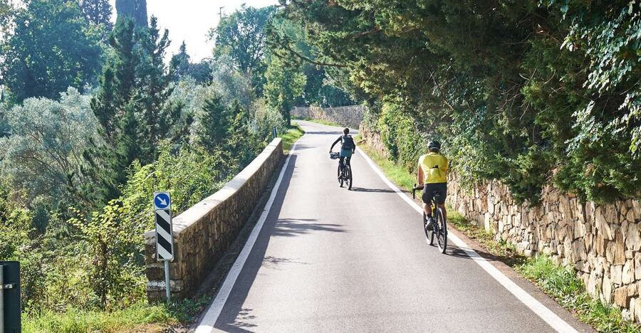 Tuscany Hills Bike Tour with Lunch at farm and Wine Tasting - Early photo stop: a quick view that sets the tone