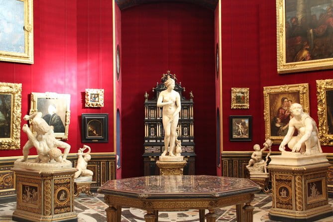 Uffizi Express Entrance -private tour - Entering the Uffizi with express access, not just hope