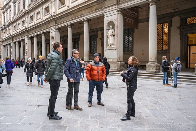 Uffizi Gallery Tour with Botticelli & Michelangelo - Where you start matters: meeting at the Leonardo statue