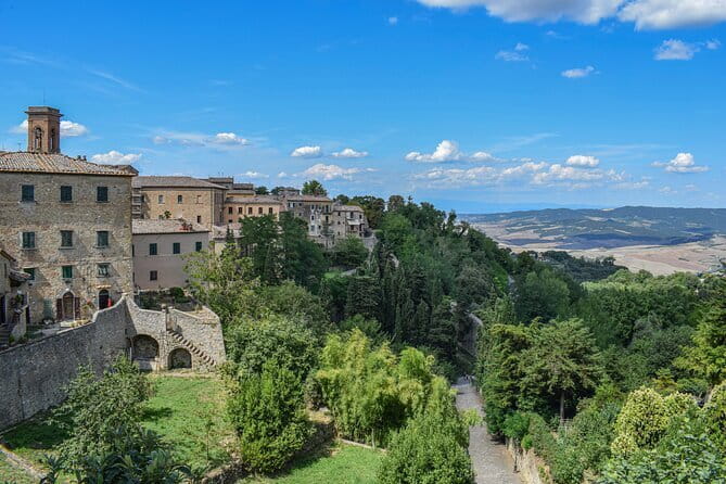 Volterra and San Gimignano: a taste of medieval Tuscany! - Volterra stop 1: the Roman Amphitheater quick photo moment