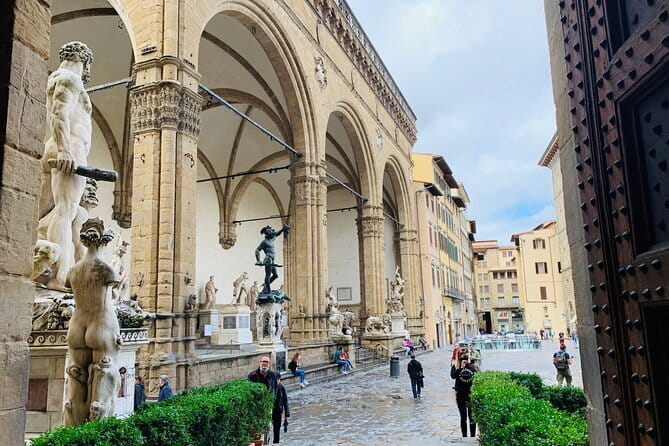 Walking Guided Tour of Florence landmarks - 90 minutes, six stops, and a Medici-shaped first map
